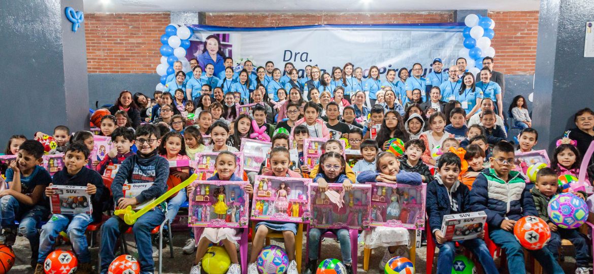 Foto general de la entrega de regalos a niños en Chapinero, Bogotá