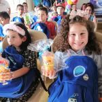 Niños de San Gil con los kits escolares entregados por la Fundación