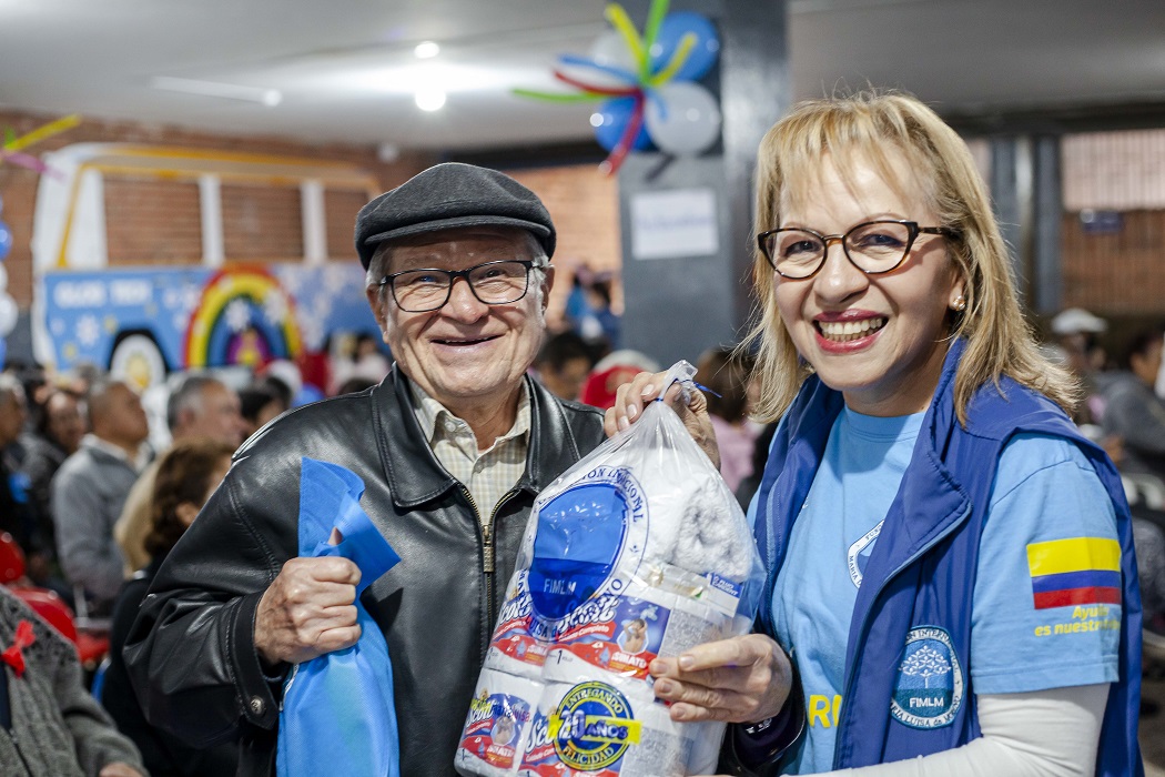 en-bogota-adultos-mayores-participan-en-jornada-de-esparcimiento-y-reciben-kits-de-aseo