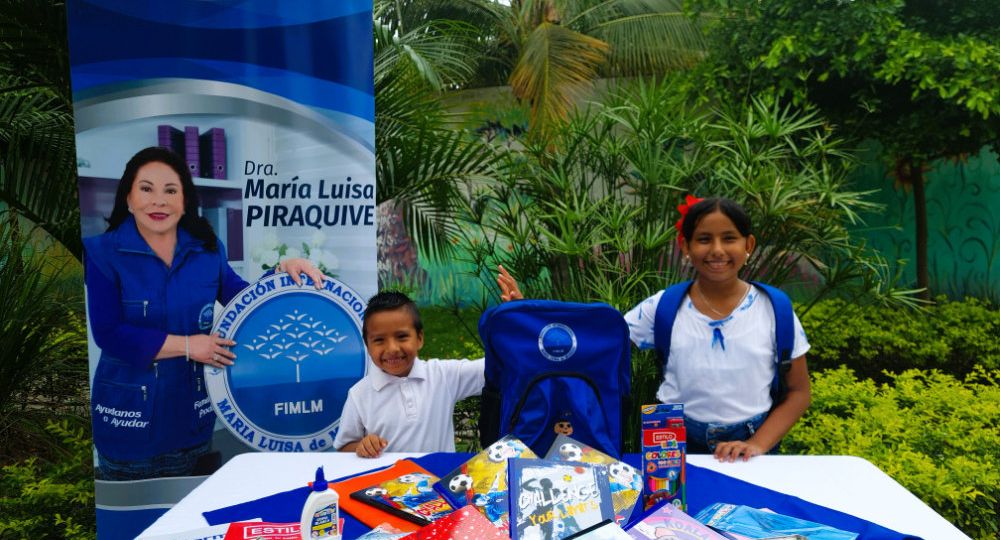 Entrega de kits escolares Manta Ecuador