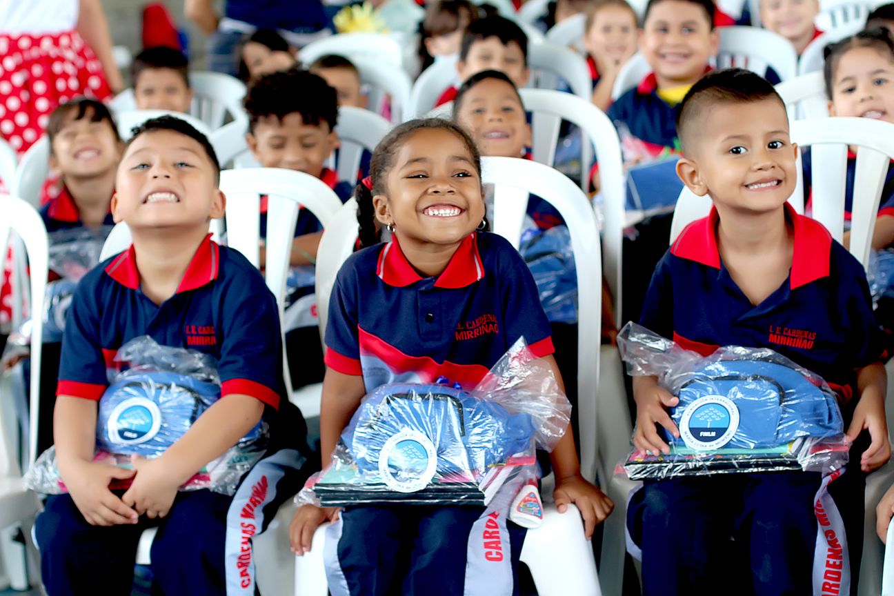 600-ninos-de-la-institucion-educativa-cardenas-de-mirrinao-recibieron-kits-escolares