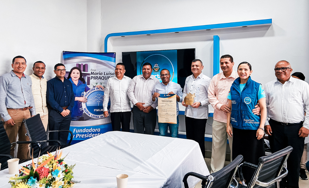 alcaldia-de-apartado-antioquia-entrega-reconocimiento-a-la-dra-maria-luisa-piraquive-2