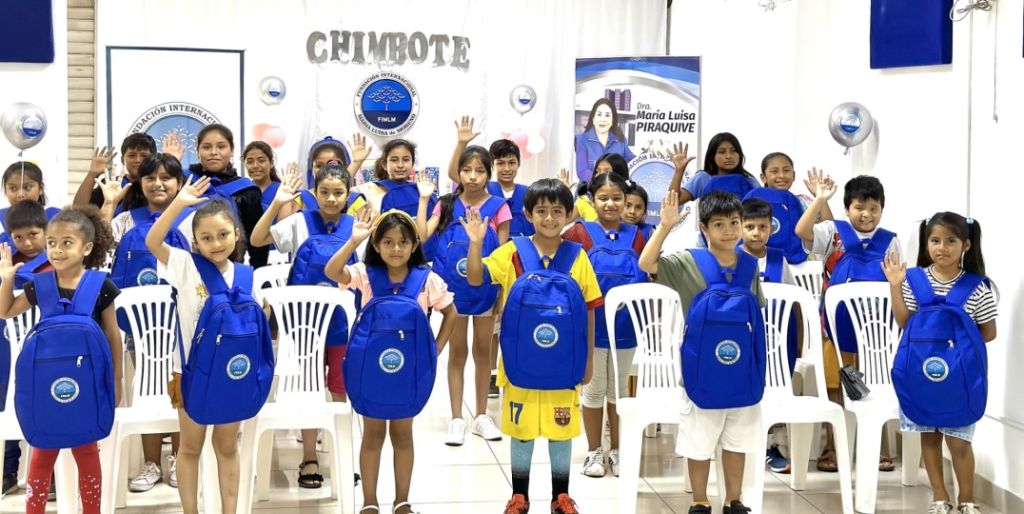 Niños en Chimbote • Perú aprenden valores y reciben útiles escolares