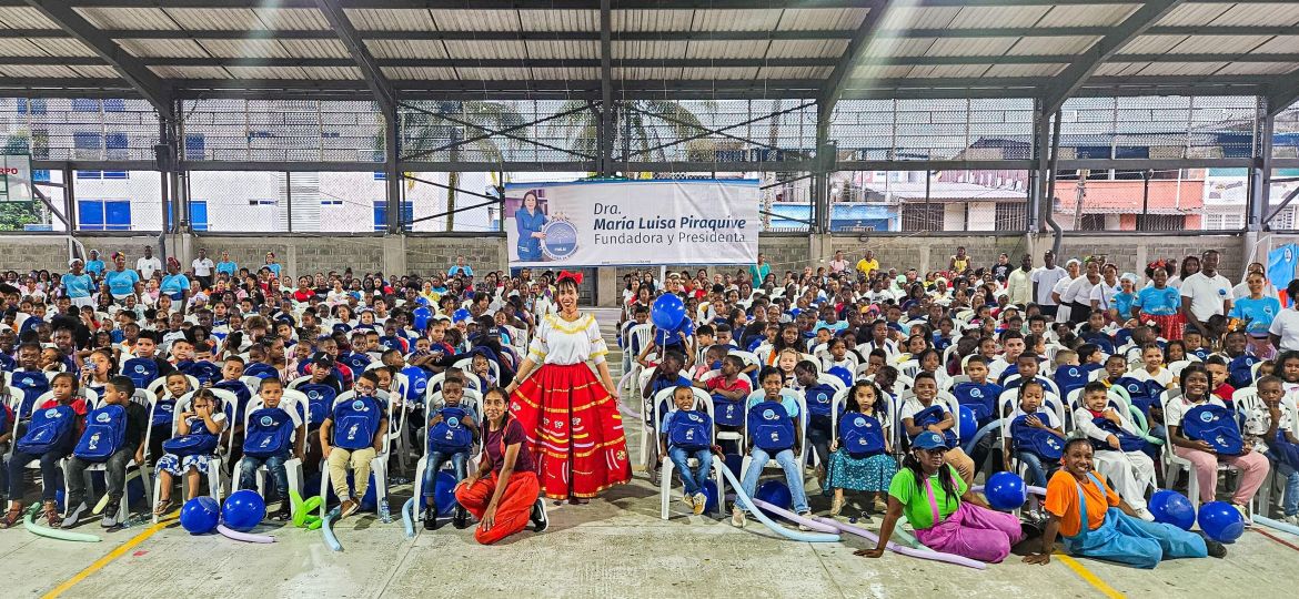 Más de 300 niños recibieron kits escolares en Buenaventura