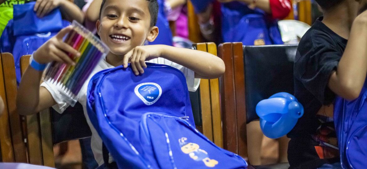 Niños en Sevilla, Valle del Cauca recibieron con mucha alegría kits escolares