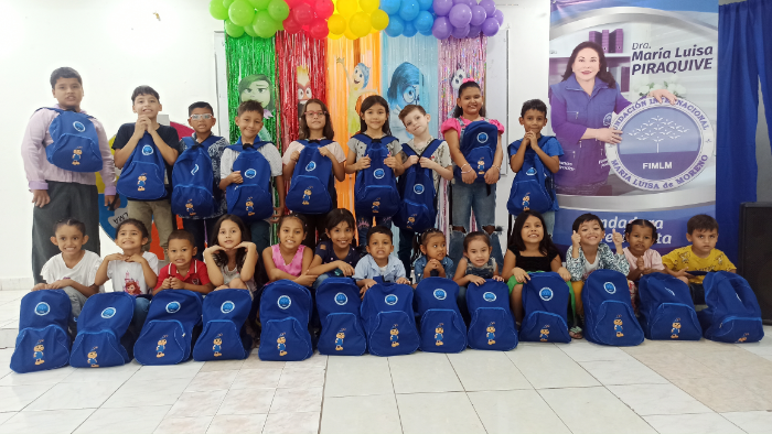 Entrega de kits escolares para los niños de Flandes, Tolima