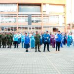 Vista general de un evento comunitario con personas formadas en un patio, incluyendo personal de voluntarios de la Fundación, especialistas en salud y militares.