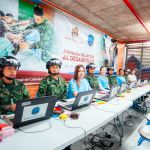 Militares registrando personas para recibir atención médica en un evento comunitario de la Fundación.