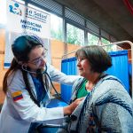 Una profesional brindando atención médica a una mujer mayor de edad en una Jornada de Salud.