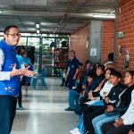 Un voluntario hombre explicando que es la Fundación y procedimientos médicos a las personas en espera.