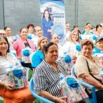 Adultos mayores recibieron kits de aseo personal y refrigerios durante la jornada una jornada de bienestar. Todo esto como parte de un esfuerzo continuo de nuestra Fundadora y Presidenta la Dra. María Luisa Piraquive, en pro de brindar asistencia a los sectores más vulnerables de la ciudad, generando un impacto positivo en las comunidades, demostrando que la solidaridad y el compromiso pueden cambiar vidas.