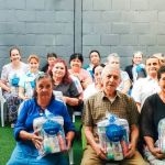 Adultos mayores recibieron kits de aseo personal y refrigerios durante la jornada una jornada de bienestar. Todo esto como parte de un esfuerzo continuo de nuestra Fundadora y Presidenta la Dra. María Luisa Piraquive, en pro de brindar asistencia a los sectores más vulnerables de la ciudad, generando un impacto positivo en las comunidades, demostrando que la solidaridad y el compromiso pueden cambiar vidas.