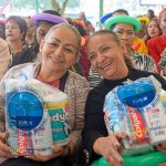 Gracias a la mano amiga de nuestra Fundadora y Presidenta la Dra. María Luisa Piraquive, nuestros adultos mayores recibieron obsequios.