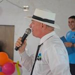 Adulto mayor deleitó con su voz a todos los asistentes, cantando canciones de antaño y baladas románticas, recibiendo la ovación de nuestros beneficiarios con palmas y canto a viva voz.