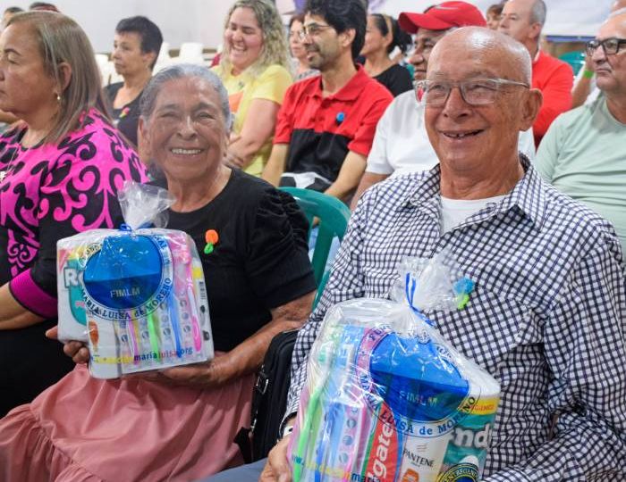 Rostros alegres y sonrientes en los adultos mayores al recibir sus obsequios.