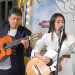 Nuestros invitados disfrutaron del acto musical de los cantores Julio y Lucia, quienes deleitaron a todos los asistentes con música colombiana de antaño.