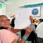 Todos nuestros beneficiarios con lápiz y papel, participaron activamente realizando su propia autobiografía. Motivados y emocionados con la actividad, algunos de los adultos mayores pasaron al frente del escenario y compartieron sus experiencias de vida con todos los invitados.