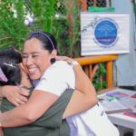 Adulta mayor beneficiaria de la jornada, llegó al lugar del evento con mucha emoción y epresando su alegria a través de un fuerte abrazo.