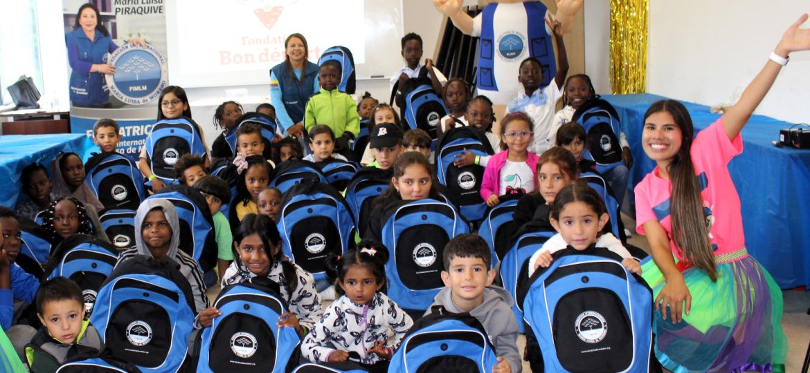 Nous_célébrons_le_début_de_l'année_scolaire_avec_la_distribution_de_kits_scolaires_dans_la ville_de_Montréal(11)