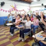 Los estudiantes de la zona sur del Área Metropolitana de Antioquia, saludan muy sonrientes y llenos de emoción en su primer día de clases.