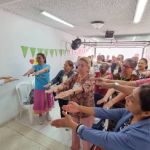 Los adultos mayores beneficiarios del proyecto participan de las diferentes actividades lúdicas y recreativas orientadas por los profesionales del proyecto.