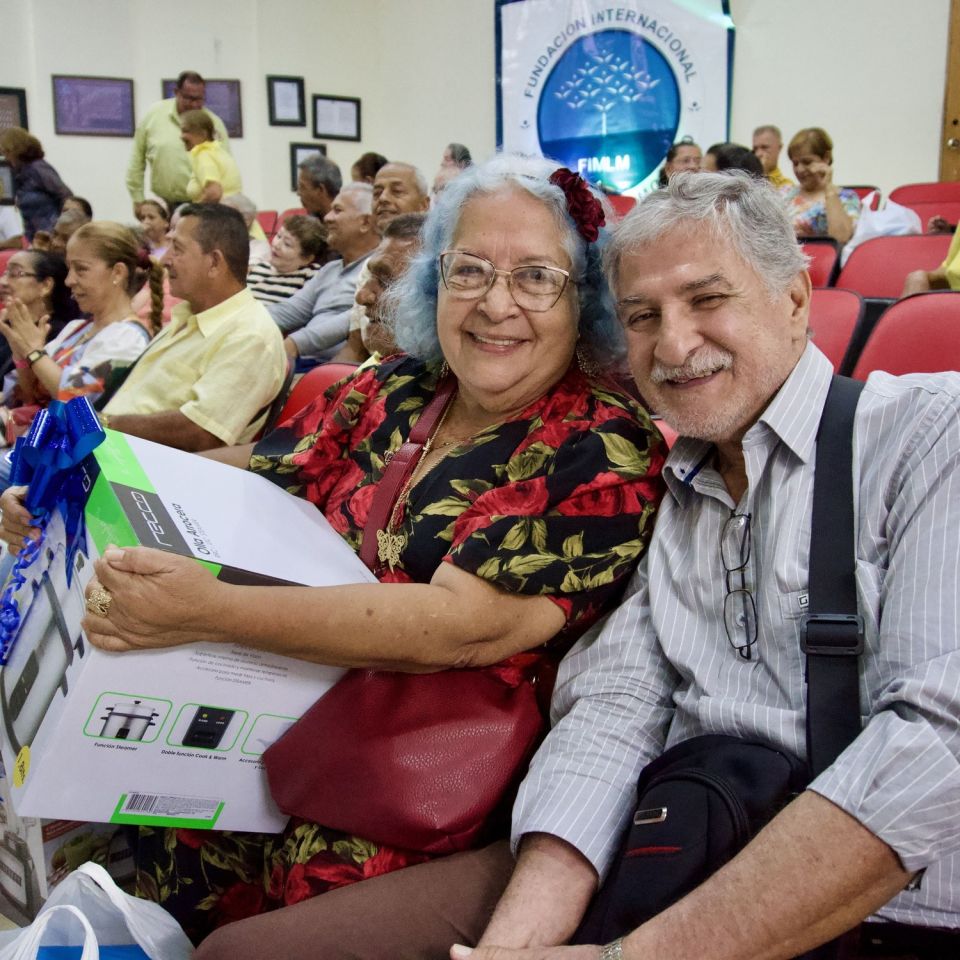 Rostros sonrientes en nuestros beneficiarios al recibir un obsequio.