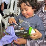 Padres, niños y adultos recibieron obsequios y disfrutaron de muchas sorpresas en jornada de apoyo.