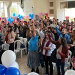 Familias vulnerables del municipio de La Calera • Cundinamarca, participaron de una jornada de apoyo donde disfrutaron de actividades lúdicas y recreativas diseñadas para promover el valor de la generosidad y la habilidad socioemocional de la comunicación asertiva.