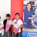 Niños beneficiarios del evento reciben un cono sorpresa de regalos.