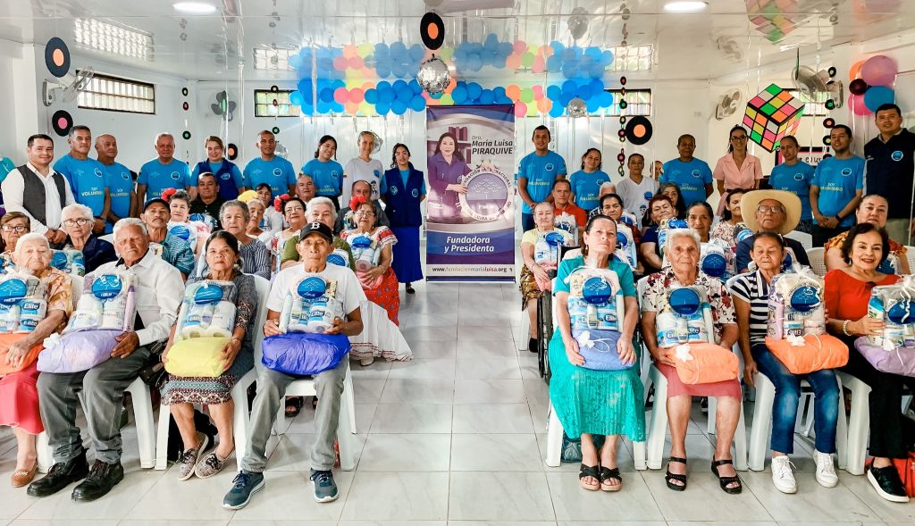 50 adultos mayores reciben obsequios y kits de aseo en Quimbaya.