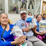 Los beneficiados reflejan la alegría al recibir su kit de aseo.