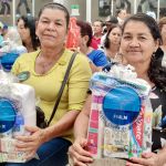 Los beneficiados reflejan la alegría al recibir su kit de aseo.