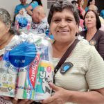 Los beneficiados reflejan la alegría al recibir su kit de aseo.