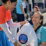 Alegría de nuestra beneficiada al recibir el mercado