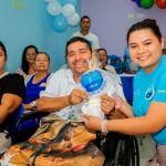 Beneficiado recibe obsequio de la Fundación