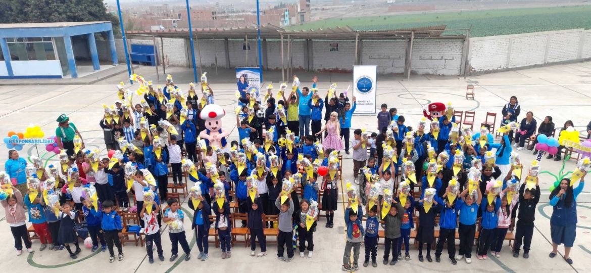 Mas de 100 niños están levantando el regalo que les dio la Fundación, muy felices sonriendo