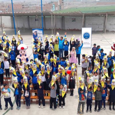 Mas de 100 niños están levantando el regalo que les dio la Fundación, muy felices sonriendo