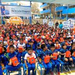 Mas de cien niños sentados a la espera que inicie la proyección del Tele Cine, con sus regalos