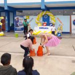 Tres niñas esta jugando un dinámica a realizar una torre de canastas con la princesa Peach, Luigi y Mario Bros