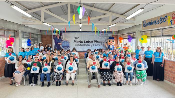 Familias vulnerables reciben kits de mercados en el Carmen de Viboral, Antioquia.