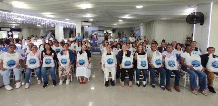 Finalizando la jornada se les entregó refrigerios, obsequios y un kit de mercado a cada uno de los asistentes, beneficios que fueron recibidos con alegría y entusiasmo, expresando gratitud a la Fundación por permitirles una actividad llena de emotividad, grandes historias y muchos aprendizajes para ser replicadas en cada familia.