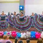 La jornada estuvo acompañada de vibrantes demostraciones artísticas, como danzas por parte del grupo musical “Vivir Bailando” y dinámicas que fomentaron un ambiente de festividad. Estos momentos de esparcimiento y recreación, generó en nuestros beneficiarios una huella profunda de gratitud y satisfacción, quienes, con emotivas palabras y expresiones de cariño, destacaron y valoraron la importante labor de la Fundación, liderada por la Dra. María Luisa Piraquive.