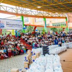 Familias beneficiadas reciben mercados y obsequios