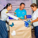 Felicidad de la beneficiada al recibir una estufa con horno