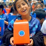 Una niña muy feliz muestra su regalo que le entregó la Fundación, el cual contiene: juguete lúdico, palomitas de maíz y un refresco.