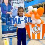 Una niña de 6 años, disfruta el evento de Tele Cine, en sus manos tiene el nombre de la Ciudad de Lima, donde se realizo el evento de la Fundación.