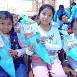 Tres niñas mostrando su regalo, felices por los conos sorpresas que recibieron