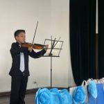 Disfrutamos la interpretación de melodías en violín por un talentoso joven Marinillo.