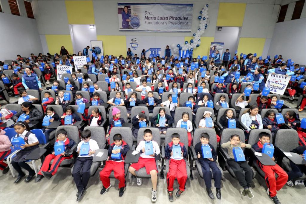 Mas de 300 niños disfrutando de la proyección de una película desde su colegio