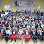 Mas de 300 niños disfrutando de la proyección de una película desde su colegio